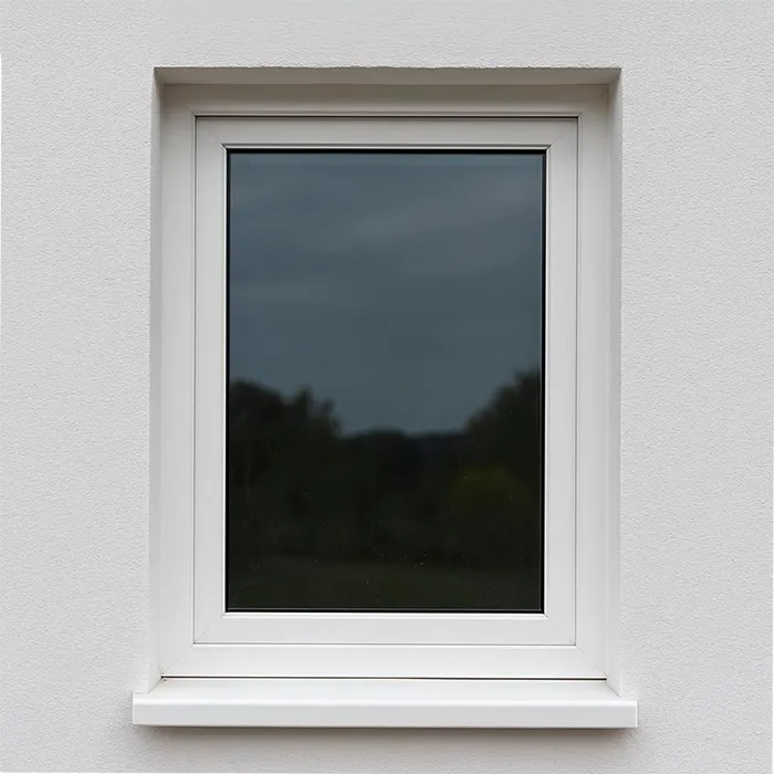 Fenster in weißer Hauswand