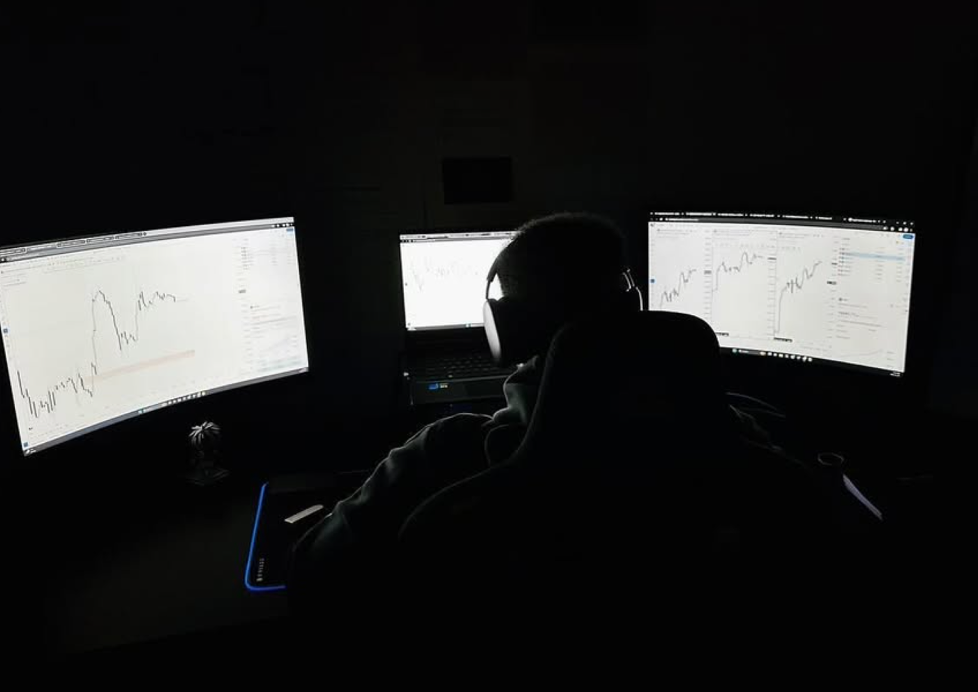 Trader Daye behind the charts