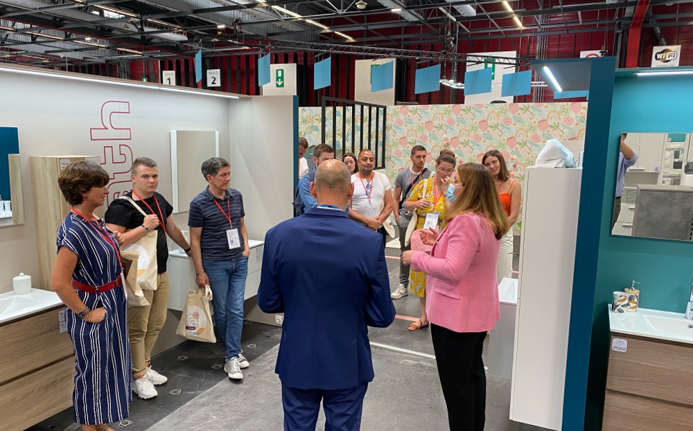 Présentation d'un stand du salon Meuble & Déco