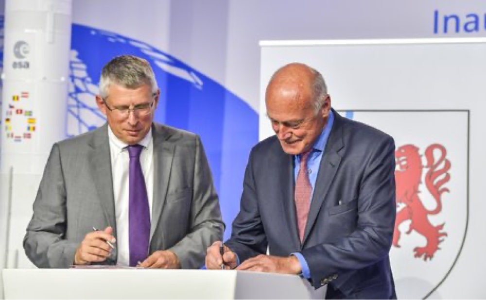 Deux hommes signent des documents