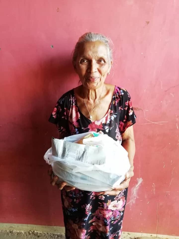A person holding a bag of paperAI-generated content may be incorrect.