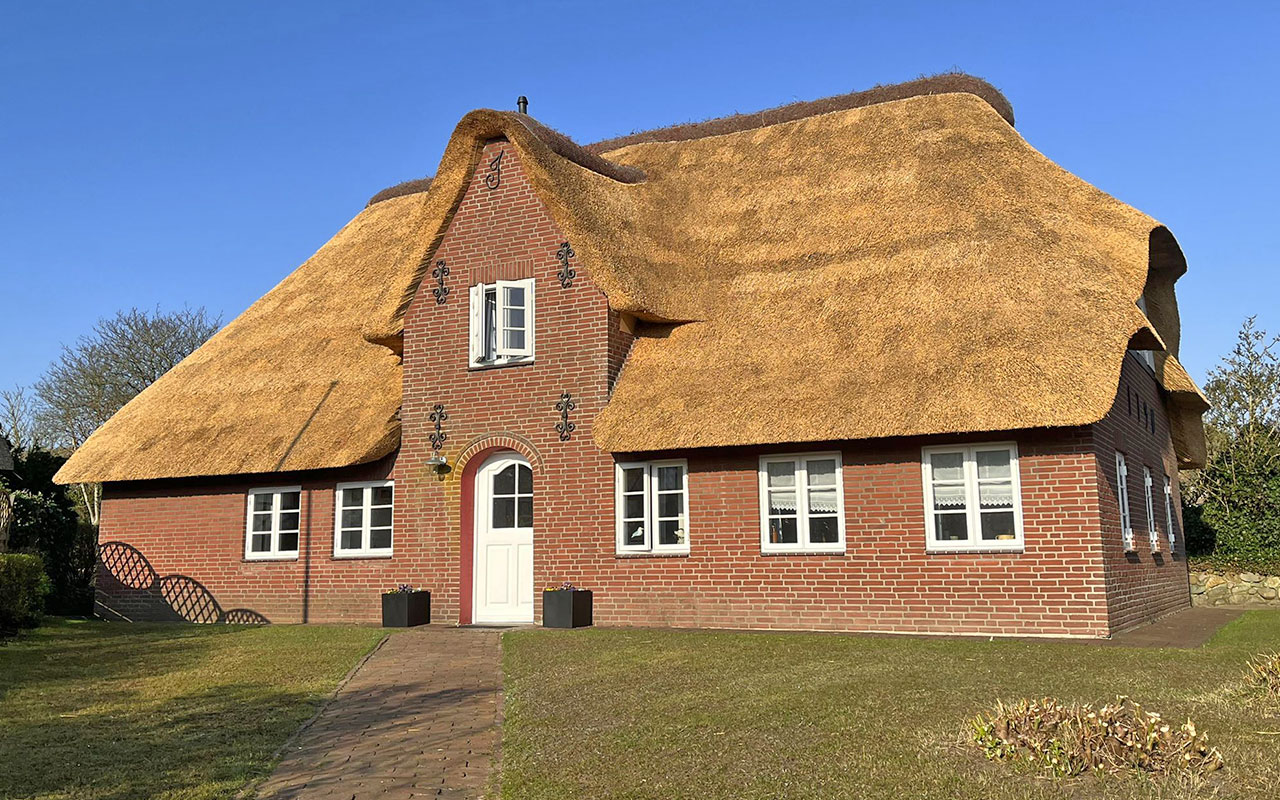 Italian cottage between the vineyards