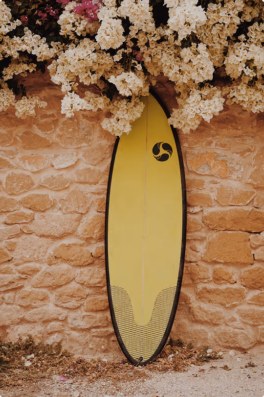 Fish-style yellow surfboard for small to medium waves