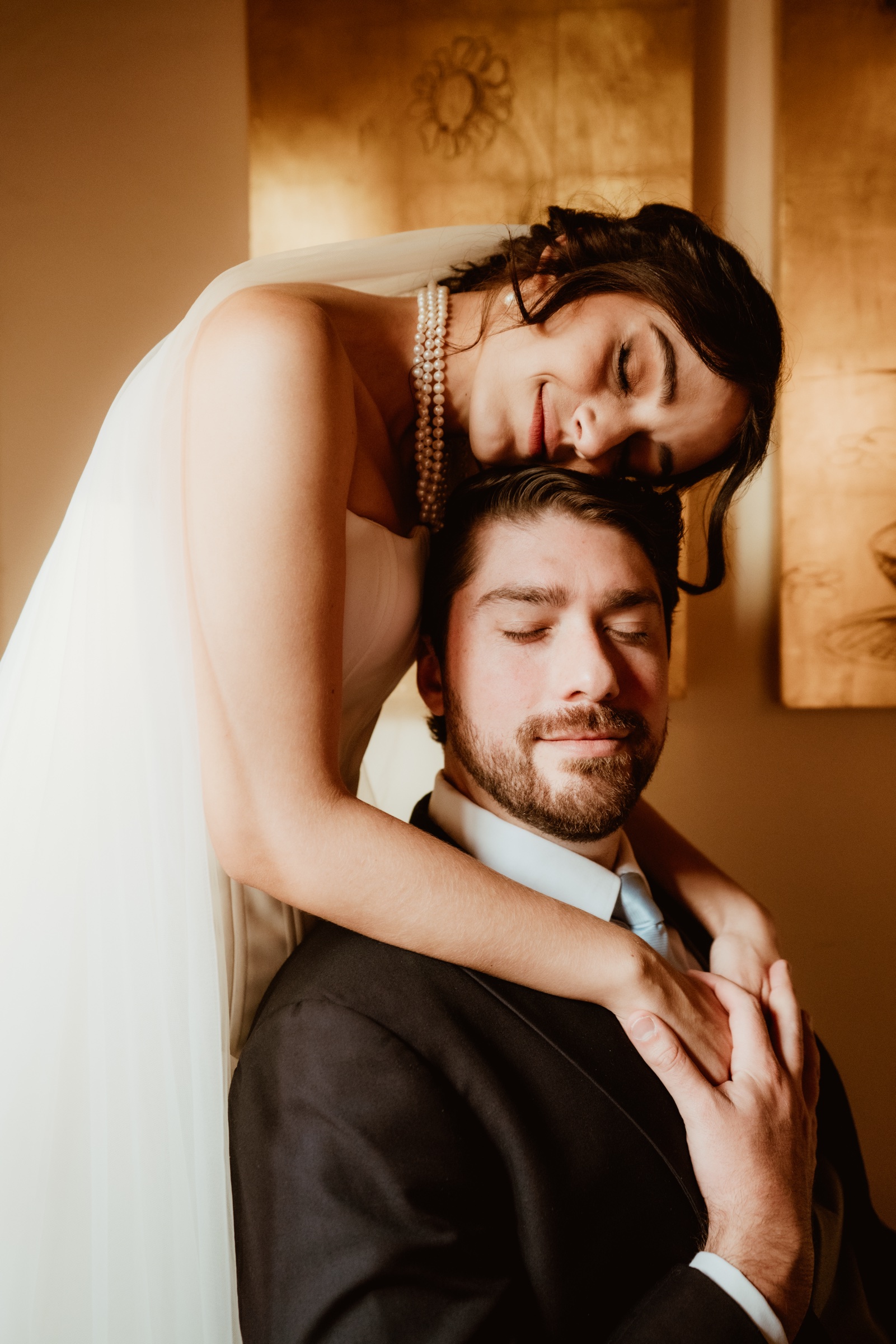 Pau abraza a Diego y apoya su cabeza sobre él en un retrato de boda