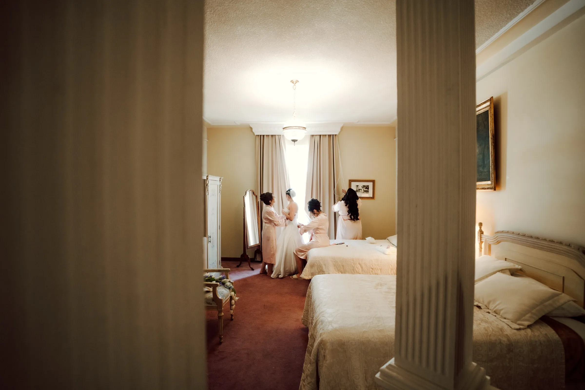 Preparativos de la novia en una habitación iluminada con luz natural