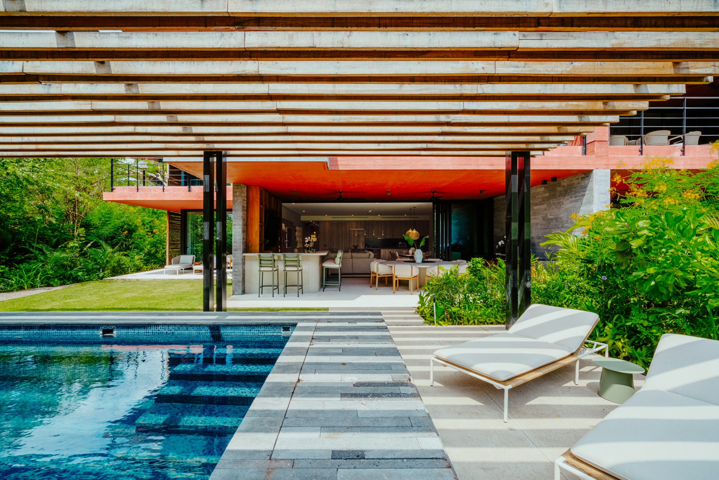 arquitectura residencial con alberca, terraza y pérgola de madera