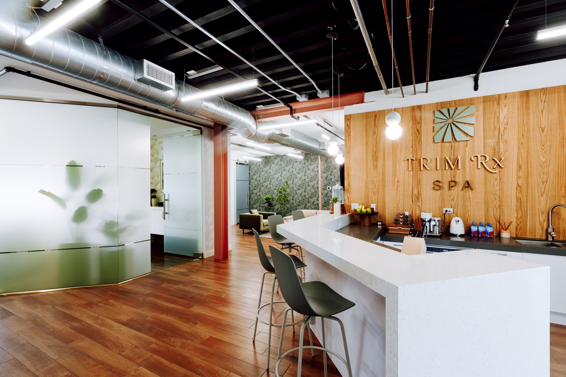 fotografía de interiores de un spa con barra blanca y revestimiento de madera
