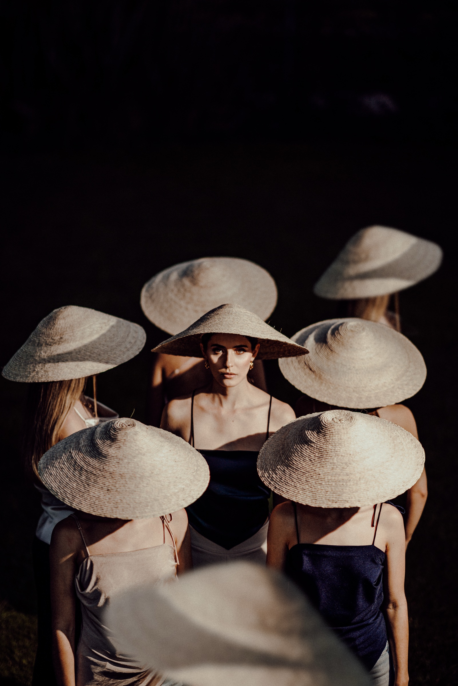 fotografía editorial de un grupo con sombreros de ala ancha