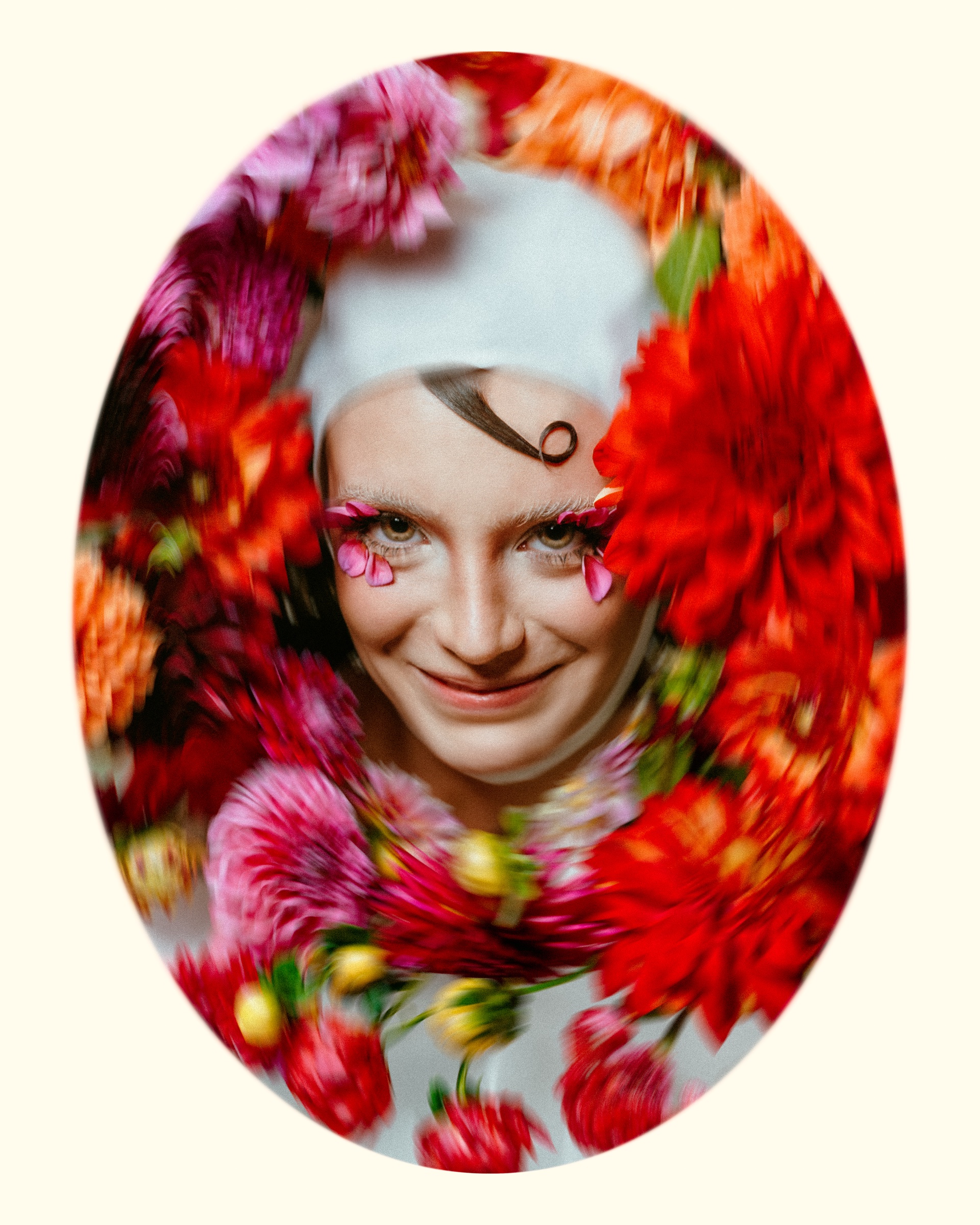 retrato editorial con flores rojas y rosas en un montaje ovalado