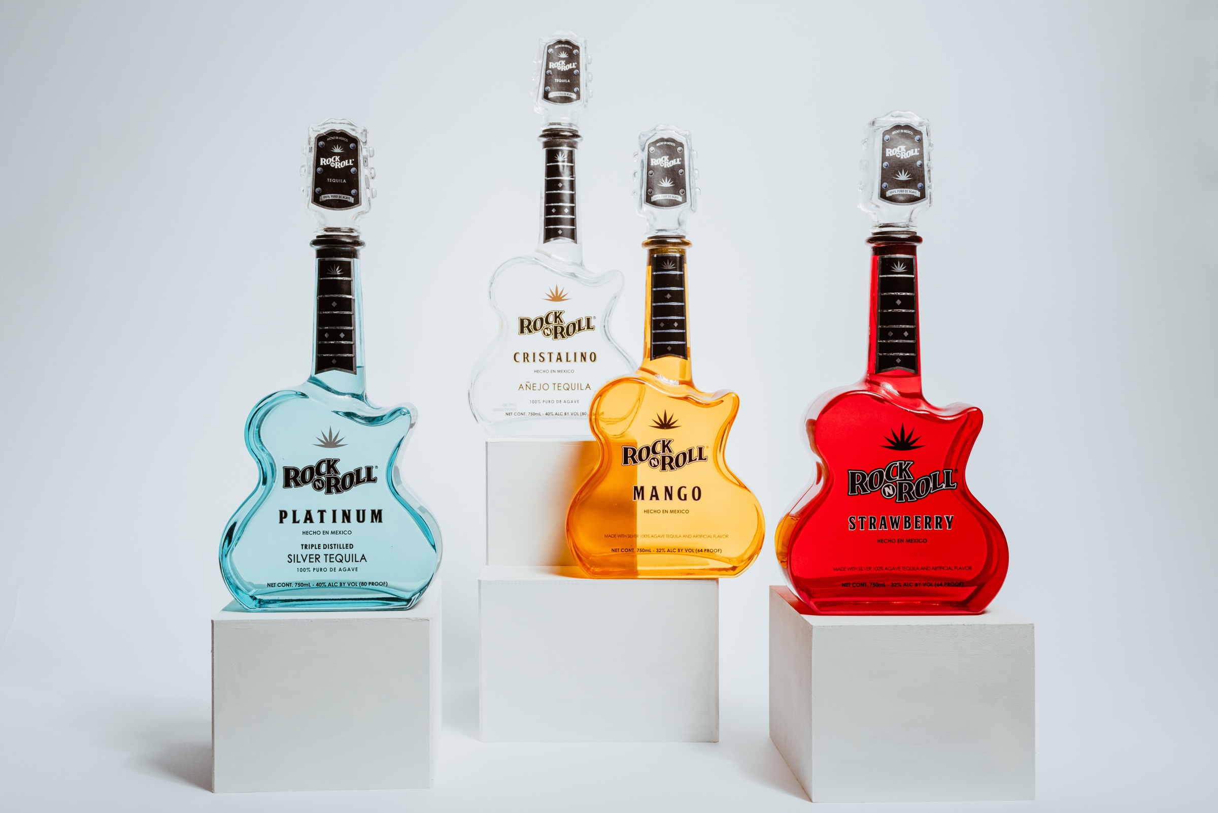 fotografía de producto de cuatro botellas de tequila Rock N Roll sobre pedestales blancos