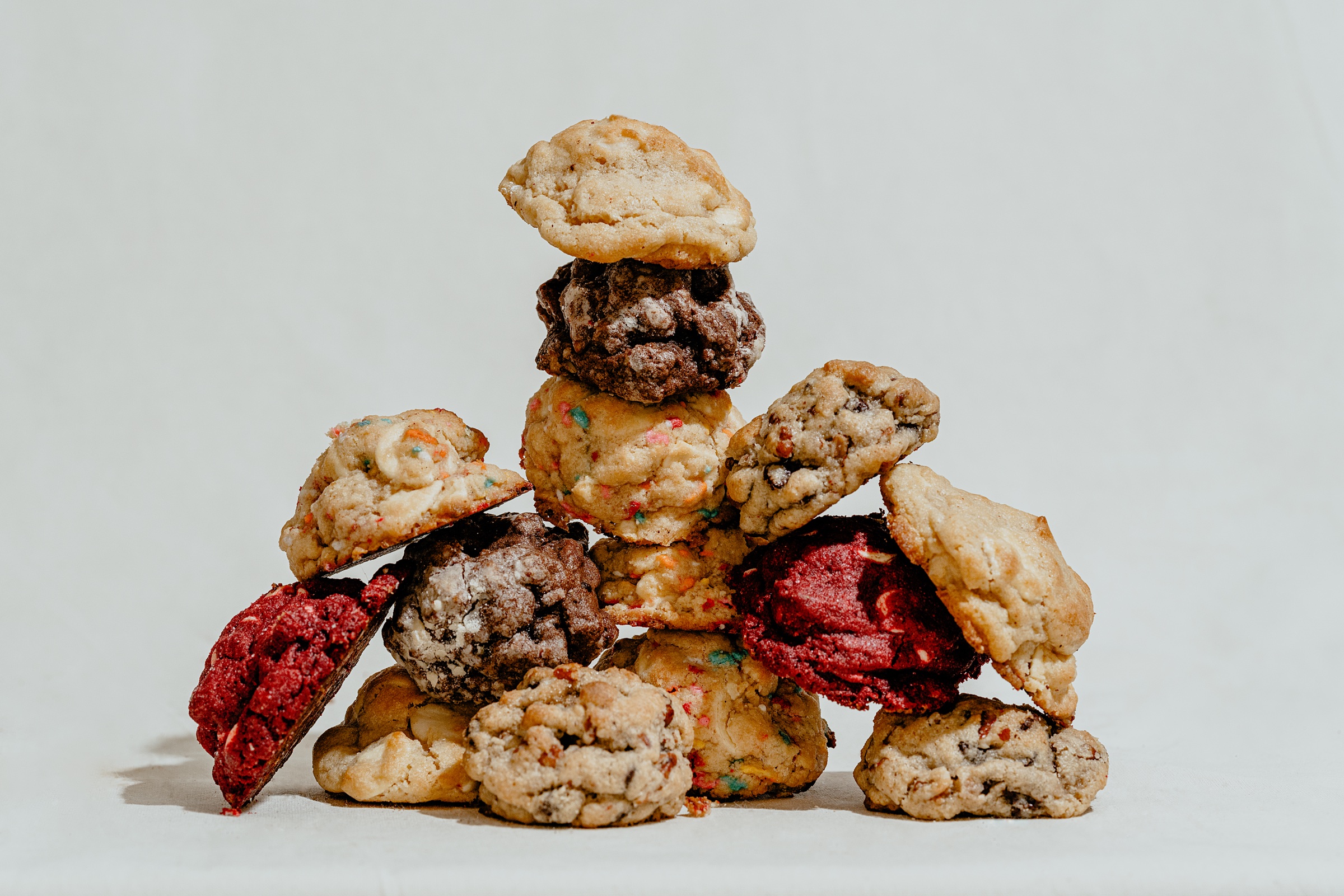 fotografía de producto con galletas de distintos colores apiladas
