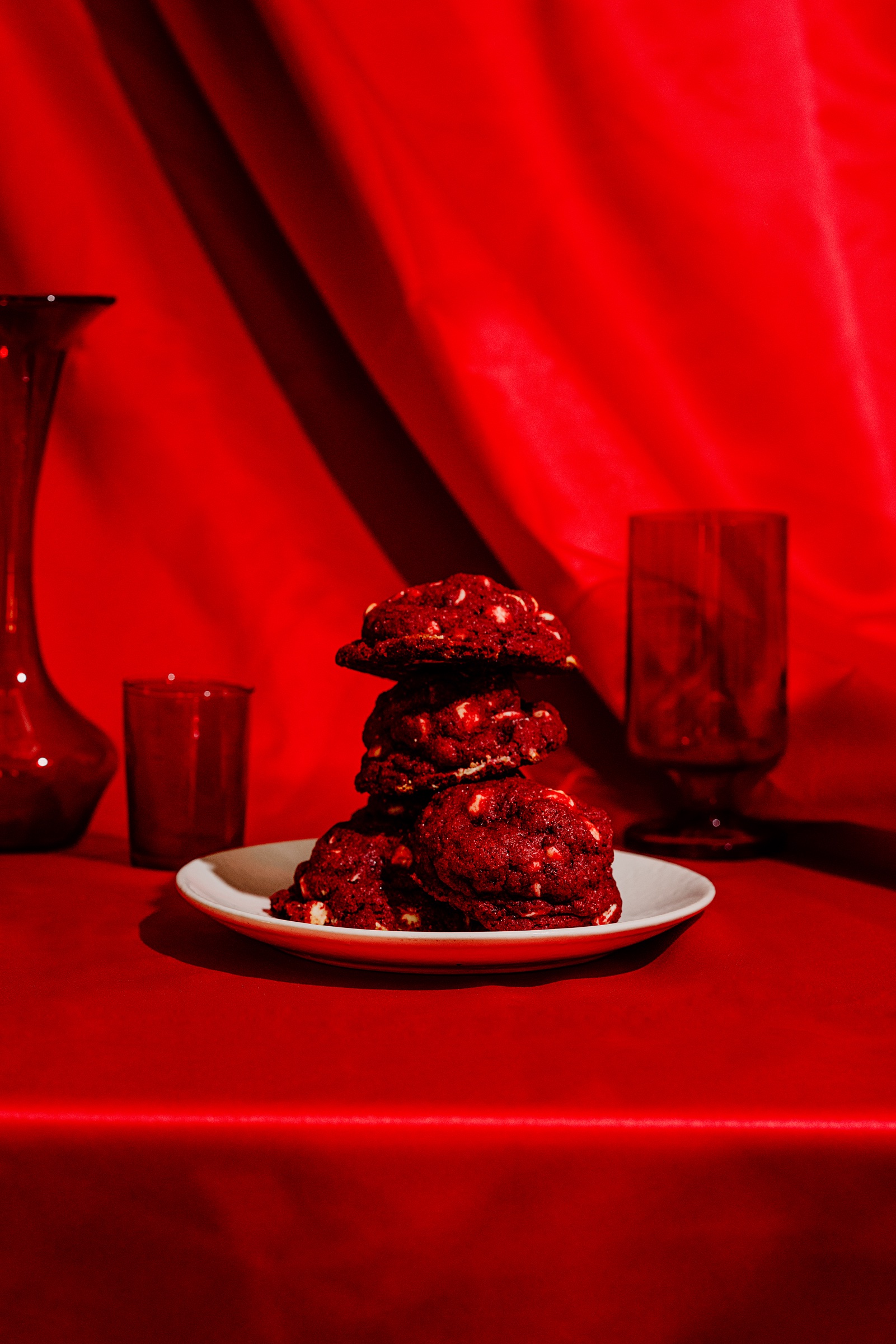 fotografía gastronómica de galletas de chocolate sobre un fondo rojo