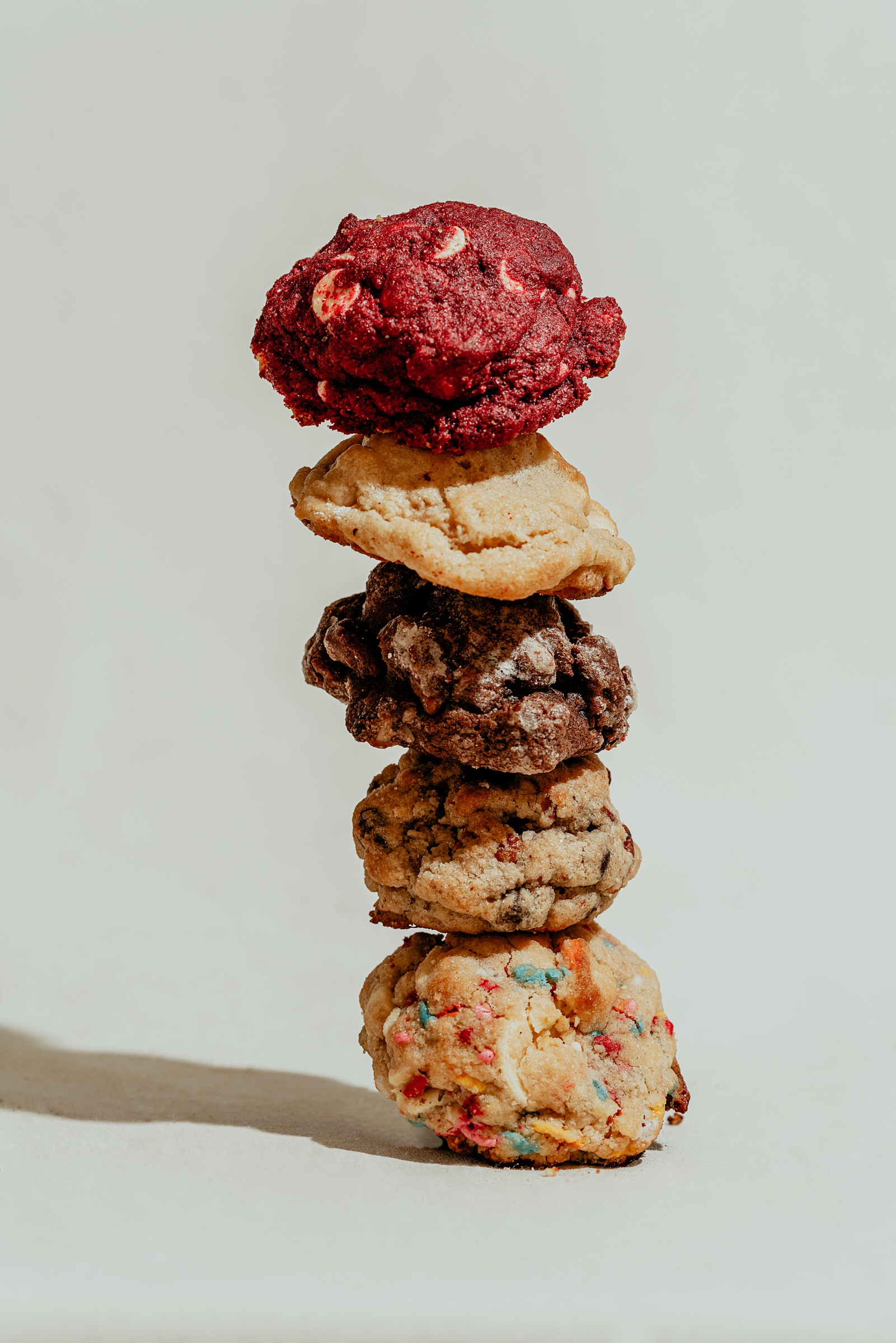 fotografía de producto de cinco galletas de distintos sabores apiladas