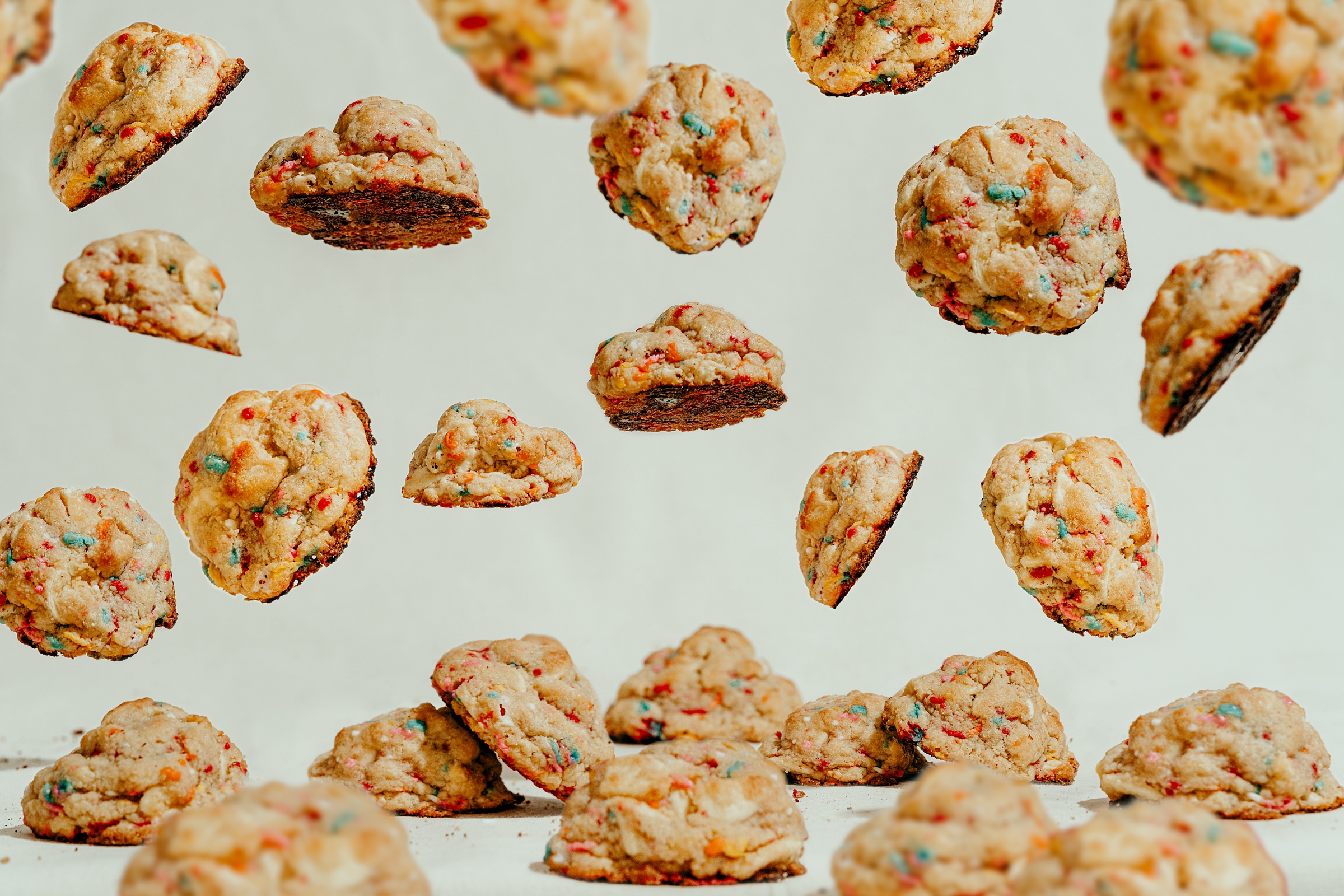 fotografía de producto con galletas suspendidas sobre un fondo claro