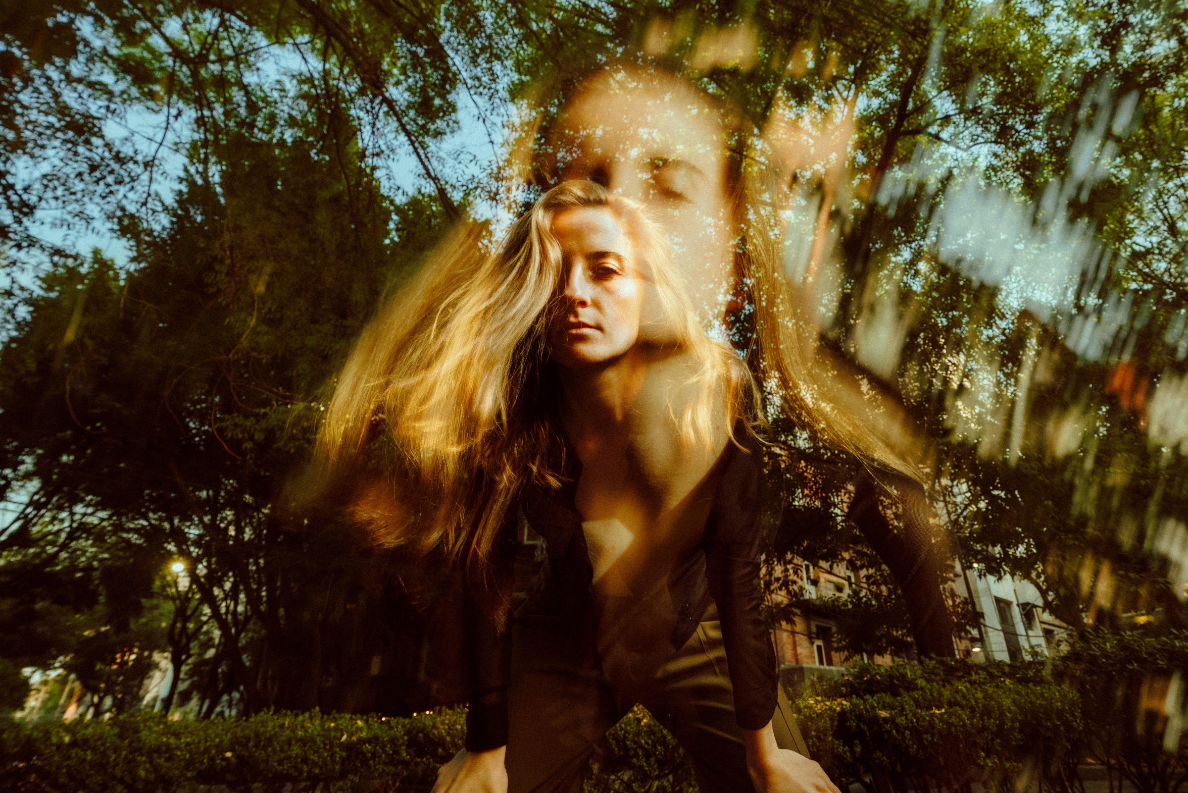 retrato creativo de una mujer superpuesto con árboles y luz natural