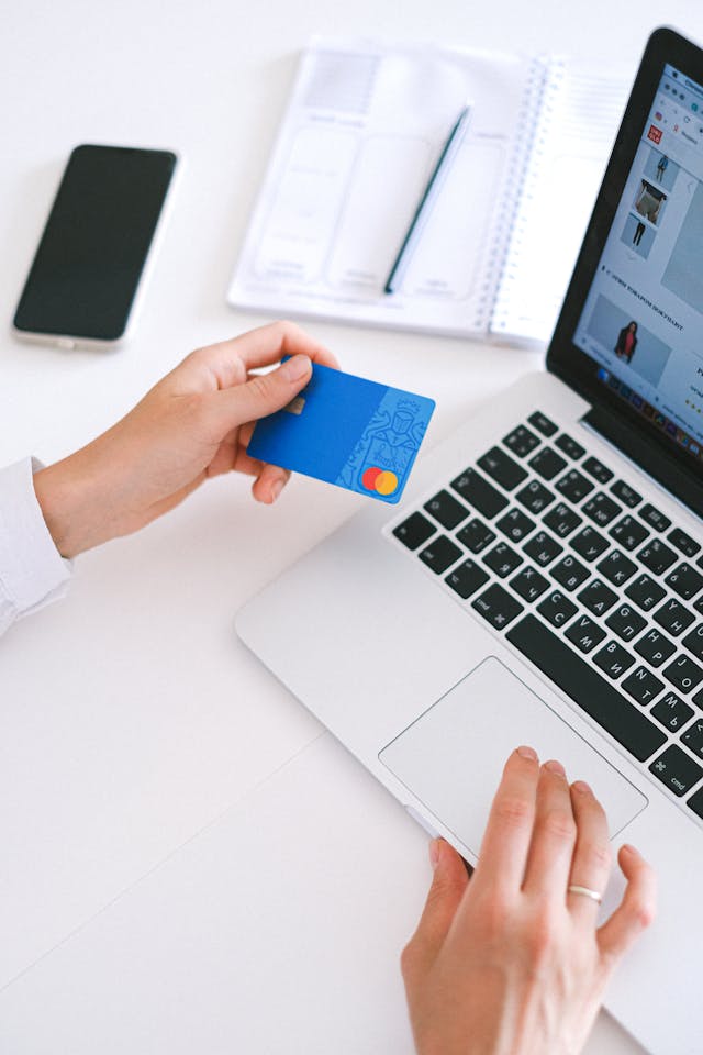 personne qui fait des achats sur une boutique en ligne