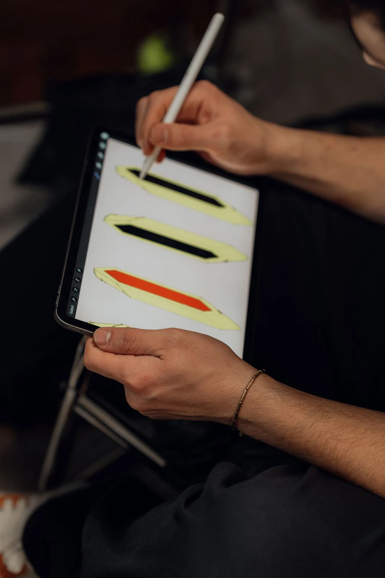 graphiste en train de dessiner sur une tablette