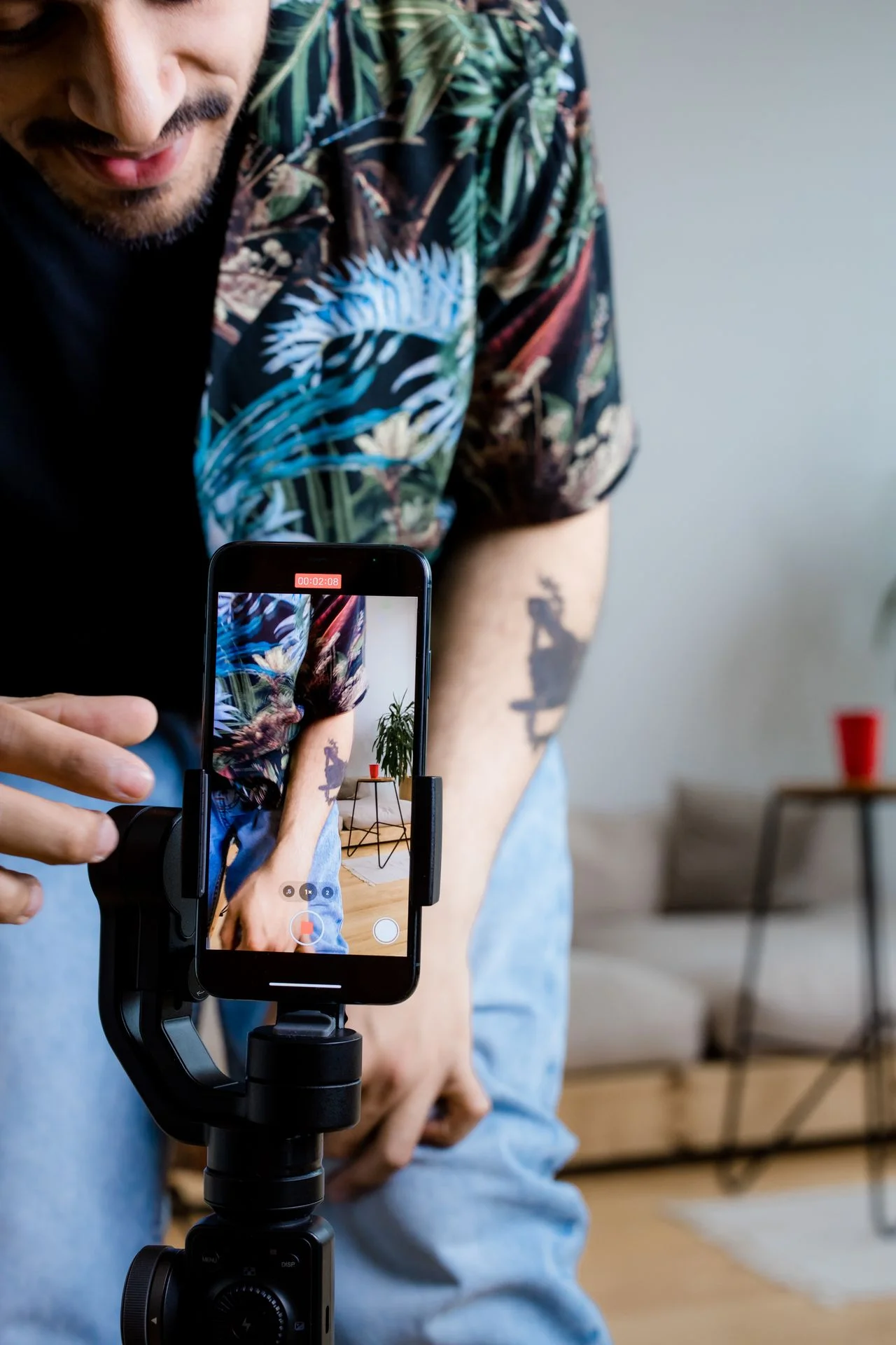 vidéaste en train de prendre une vidéo
