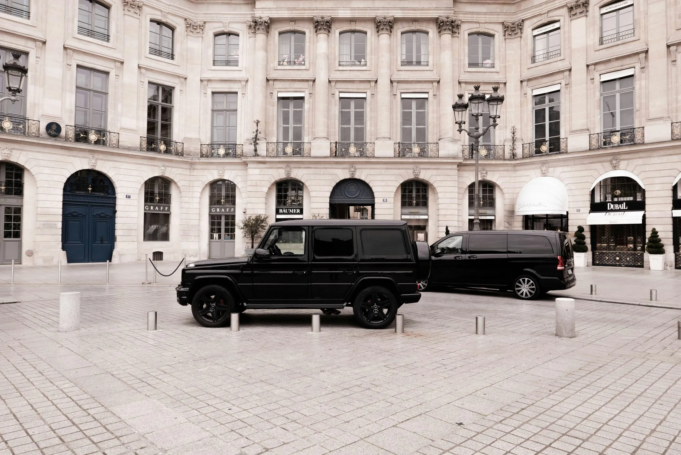 Véhicules noirs avec chauffeur devant les boutiques de la place Vendôme, à Paris