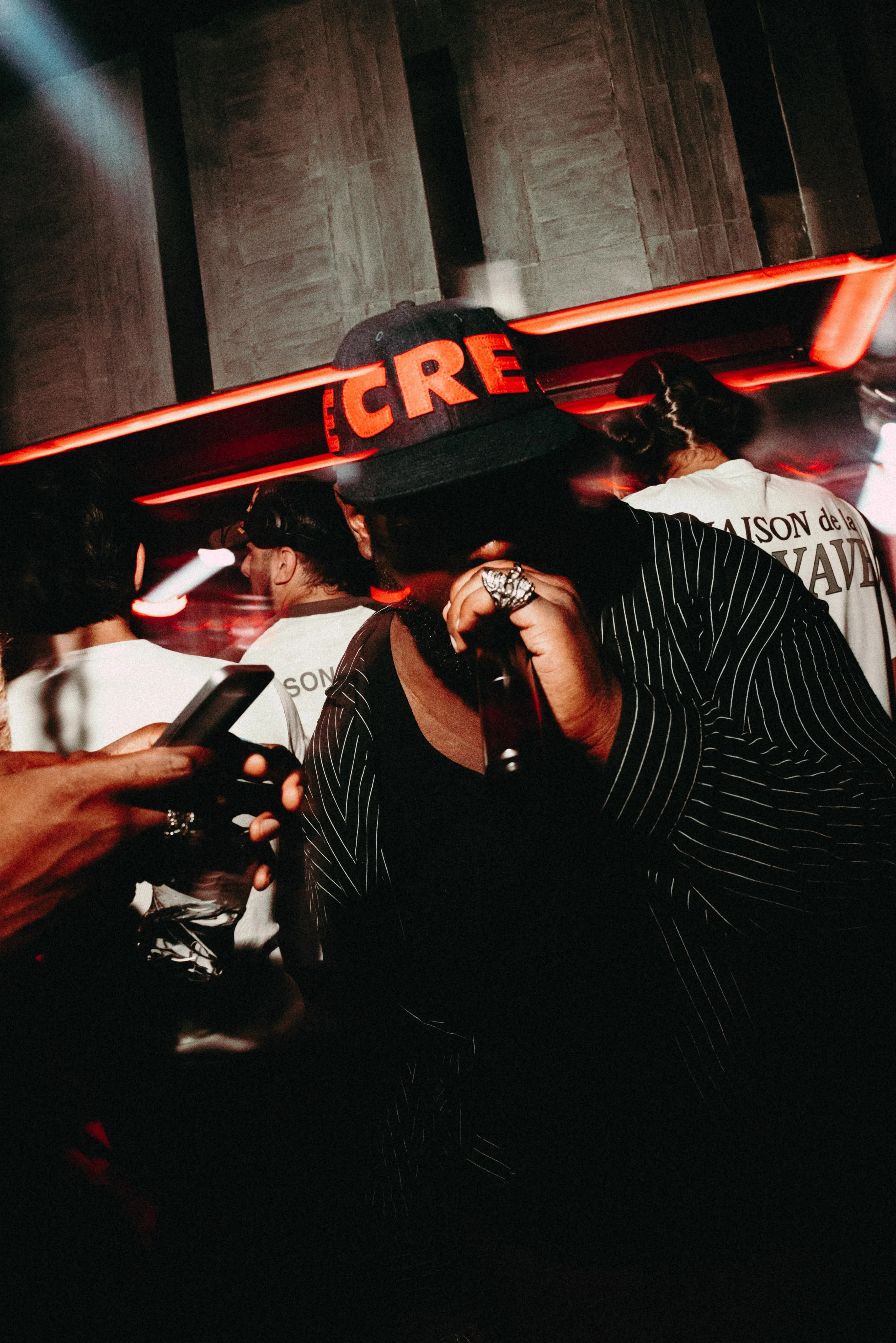 LBH en soirée, casquette et veste rayée
