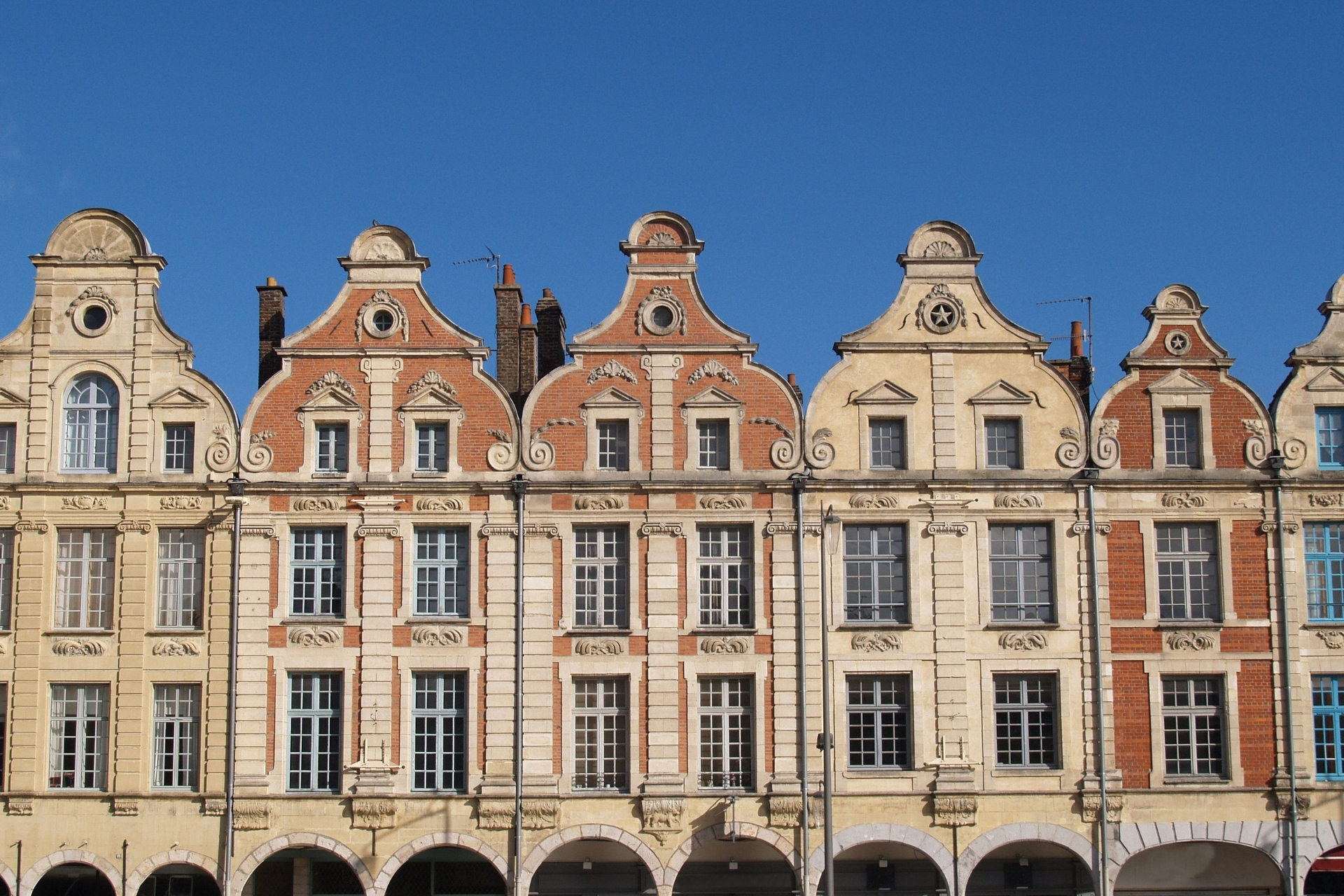 Arras est une ville qui surprend par son élégance et la chaleur de son accueil. Ses deux célèbres places baroques, ses façades à pignons et son beffroi classé à l’UNESCO offrent un décor unique.