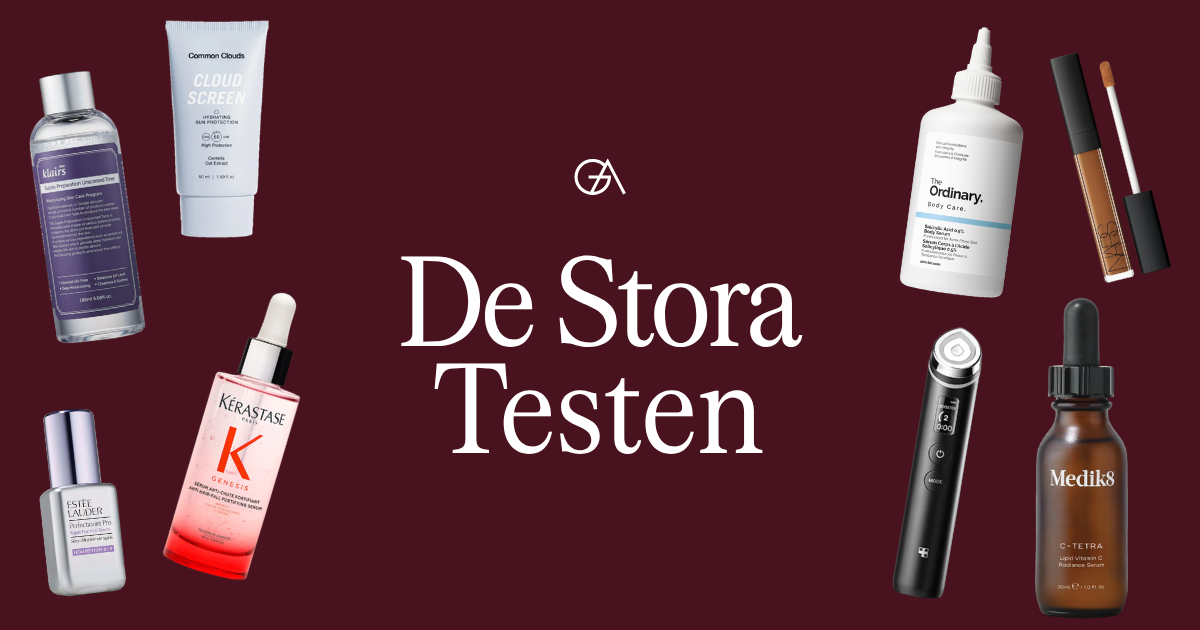 Kollage med produkter som testats i De Stora Testen: Oberoende produkttester av beauty och hudvård. Produkter som syns: Klairs Supple Preparation Toner, Common Clouds Cloud Screen, Kerastase Genesis serum, Medik8 C-tetra C-vitaminserum, Medicube Age-R Booster Pro, NARS concealer. Glowaddictions logotyp och texten De Stora Testen sitter i mitten av bilden, vinröd bakgrund, vit text.