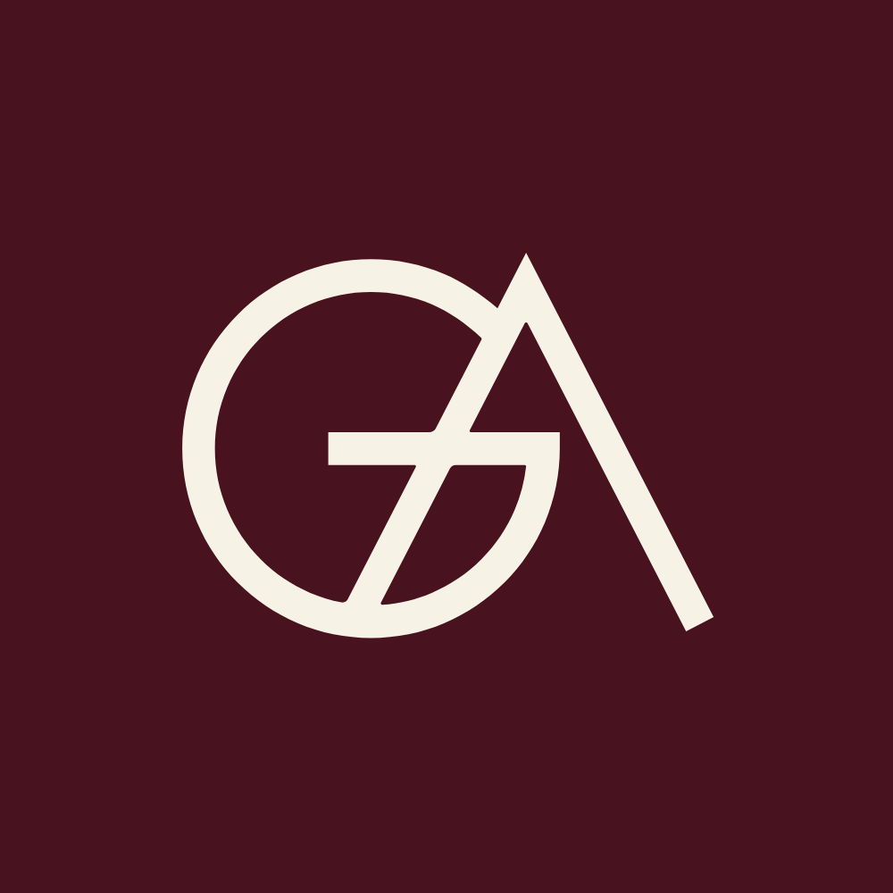 Glowaddictions headerbild, visar Glowaddictions logotyp i beige mot en mörkt röd bakgrund