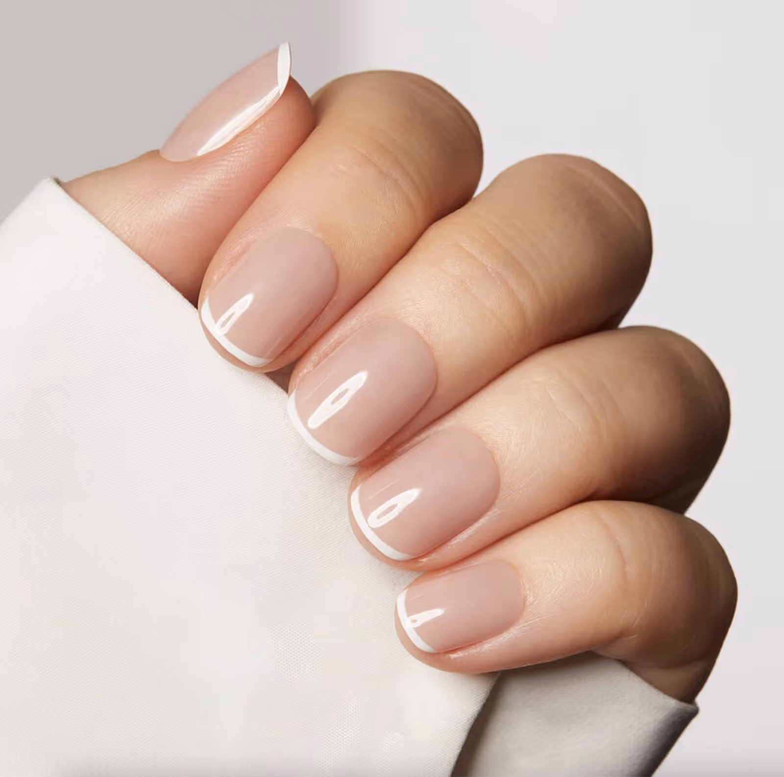 Steg 4 för din glowup: Fräscha naglar. På bilden ser man en hand med vackert manikyrerade naglar.