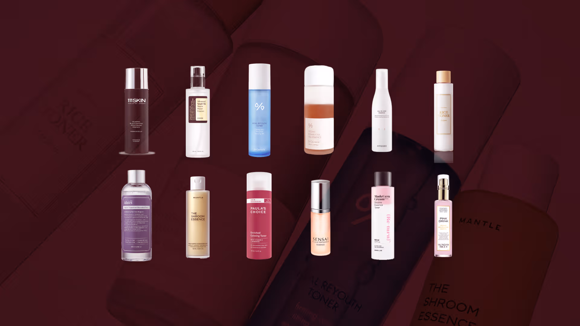 Bilden visar alla testade produkter i vårt stora test av Essence. Tolv olika flaskor och förpackningar av ansiktsvatten och essencer är uppställda mot en vinröd bakgrund.