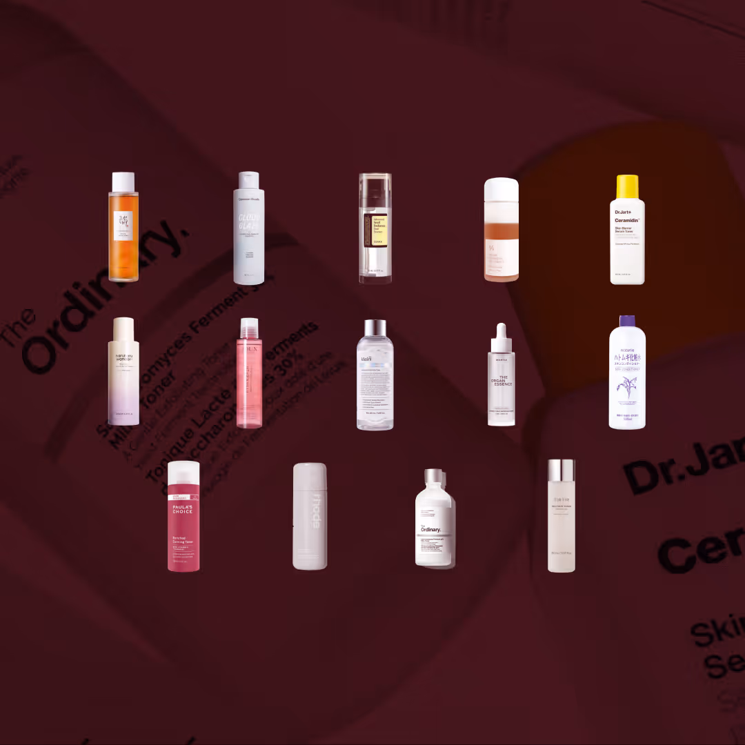 Bilden visar alla testade produkter i vårt stora test av Essence. På en mörkröd bakgrund syns flaskor och förpackningar av olika essencer och toners från flera märken, bland annat Mantle, The Ordinary, Dr.Jart+, Klairs, Paula’s Choice, TIRTIR, rhode och andra. Produkterna är utplacerade i ett rutnät och visas tydligt med sina respektive etiketter och färger. I bakgrunden syns förstorade, delvis suddiga etiketter från några av produkterna.