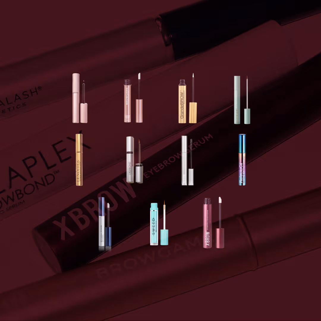 Alla testade produkter i vårt stora test av brynserum, uppställda mot en vinröd bakgrund. På bilden syns elva olika brynserum med sina förpackningar och applikatorer, bland annat från märkena Revitalash Cosmetics, Olaplex Browbond Building Serum, GrandeBROW, Ashbond, Sweed, Xbrow, Eyebrow Serum och Browgame.