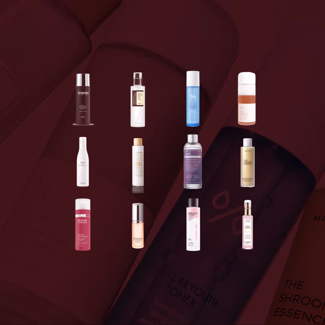 Bilden visar alla testade produkter i vårt stora test av Essence. Tolv olika flaskor och förpackningar av ansiktsvatten och essencer är uppställda mot en vinröd bakgrund.
