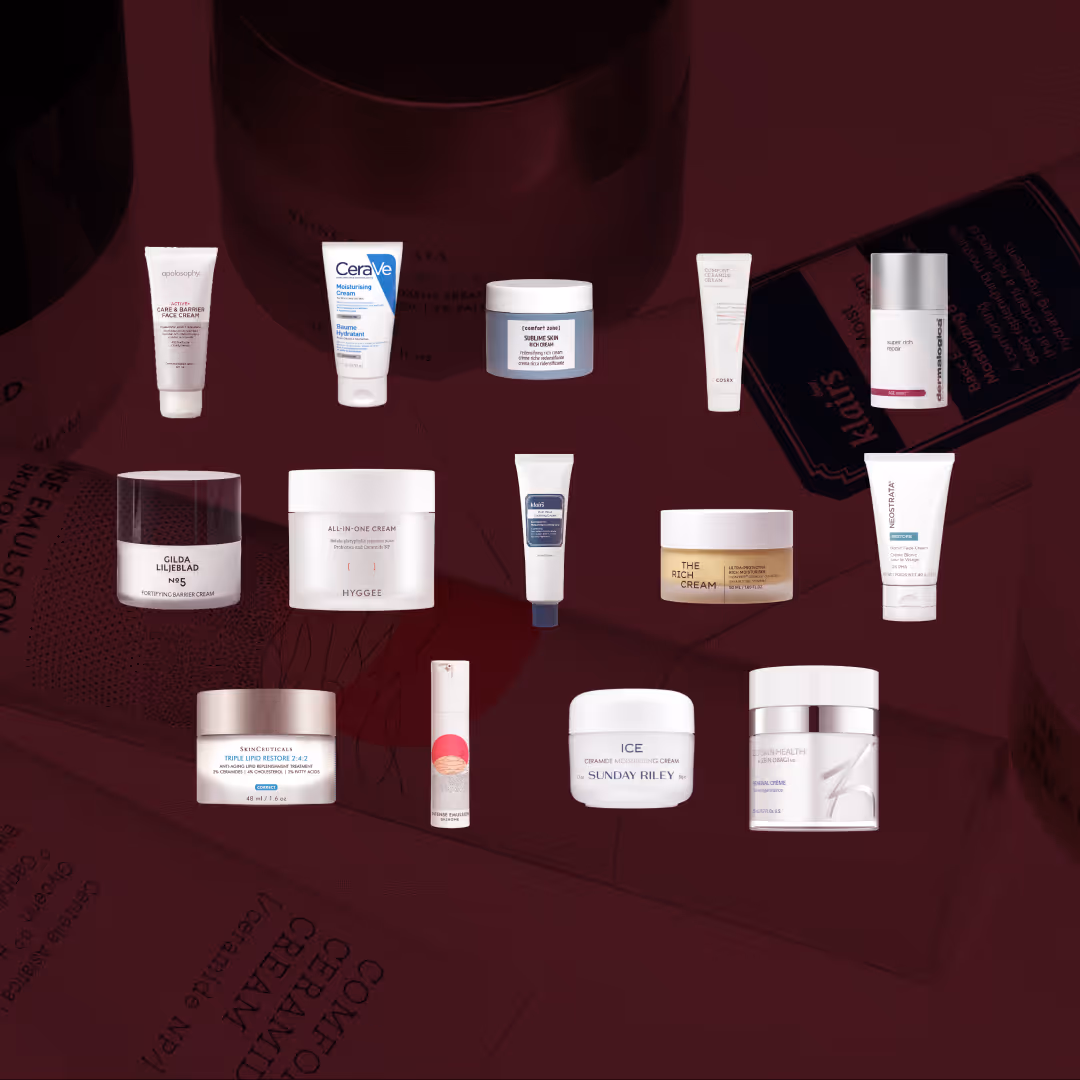 Alla testade produkter i vårt stora test av barriärkräm. Tolv olika burkar och tuber av ansiktskrämer är utplacerade mot en mörkröd bakgrund. Produkterna inkluderar bland annat apolosophy Active+ Care & Barrier Face Cream, CeraVe Moisturising Cream, Gilda Liljeblad Nº5 Fortifying Barrier Cream, [comfort zone] Sublime Skin Rich Cream, COSRX Comfort Ceramide Cream, dermalogica Super Rich Repair, HYGGEE All-in-One Cream, Klairs Rich Moist Soothing Cream, Augustinus Bader The Rich Cream, SkinCeuticals Triple Lipid Restore 2:4:2, Sunday Riley ICE Ceramide Moisturizing Cream och ZO Skin Health Renewal Creme.