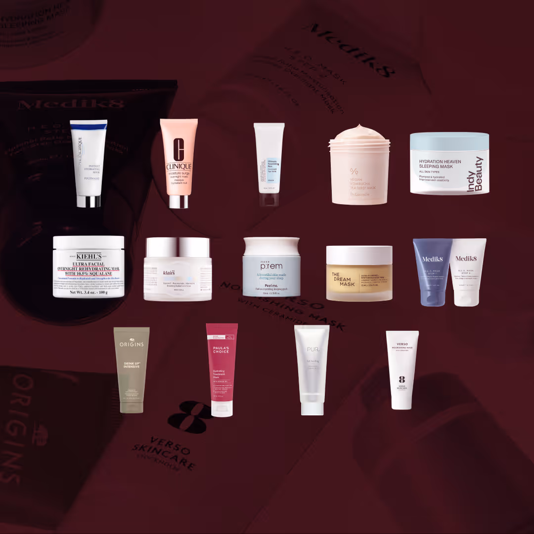 Alla testade produkter i vårt stora test av nattmask: Bilden visar femton olika nattmasker för ansiktet uppställda mot en mörkröd bakgrund, med tydliga förpackningar och etiketter från märken som Paula’s Choice, Clinique, Medik8, Dr.Ceuracle, Indy Beauty, Kiehl’s, Klairs, Make p:rem, The Dream Mask, Origins, Verso, PÜR och fler.