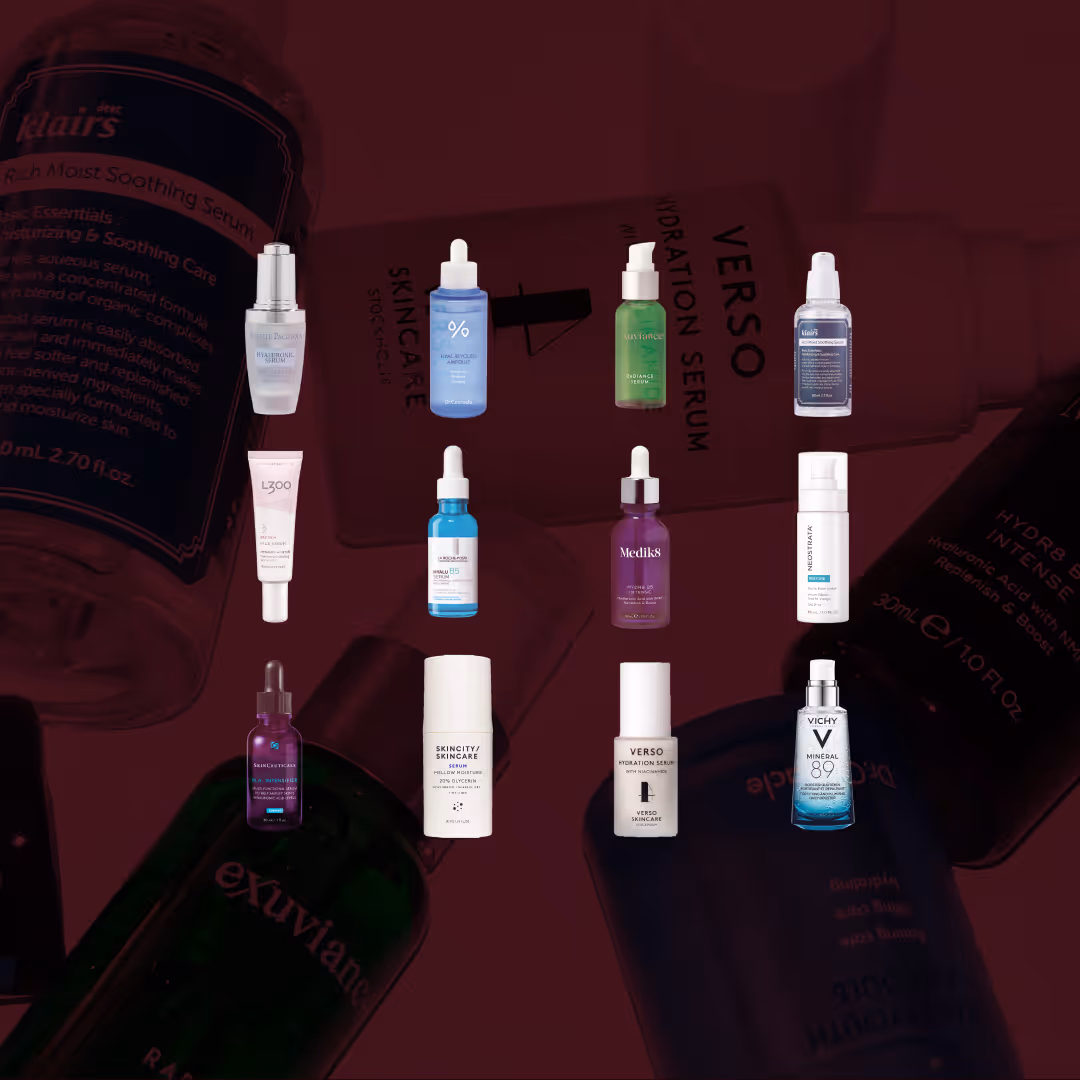 Alla testade produkter i vårt stora test av fuktserum: elva olika fuktserumflaskor och förpackningar uppställda mot en mörkröd bakgrund. Produkterna som syns är Beauté Pacifique Hyaluronic Serum, Dr.Ceuracle Hyal Reyouth Ampoule, Exuviance Radiance Serum, Klairs Rich Moist Soothing Serum, L300 Face Serum, La Roche-Posay Hyalu B5 Serum, Medik8 Hydr8 B5 Intense, Neostrata Restore, Skinceuticals H.A. Intensifier, Skincity Skincare Mellow Moisture Serum, Verso Hydration Serum och Vichy Mineral 89 Booster.