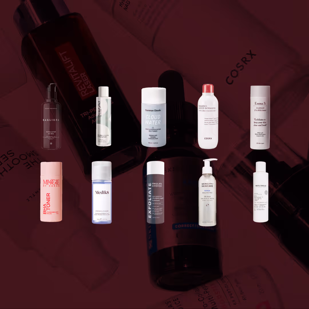 Alla testade produkter i vårt stora test av BHA-toner uppställda mot en vinröd bakgrund. Bilden visar tio olika flaskor och förpackningar från märken som Bagliora, BeautyAct, Common Clouds Cloud Water, COSRX, Emma S., Maggie by Kakan, Medik8, Paula’s Choice, Skincity Skincare och Skin Treat. Etiketterna och designen på varje produkt syns tydligt.