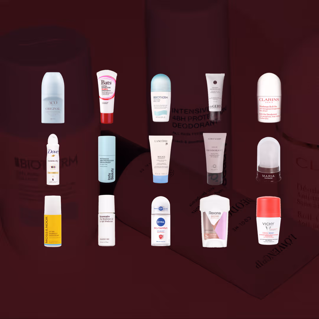 Alla testade produkter i vårt stora test av deodorant – femton olika deodoranter från märken som Lancôme, ACO, Bats, Biotherm, Dove, Indy Beauty, Löwengrip, Clarins, Maria Åkerberg, Moss & Noor, Nécessaire, Nivea, Rexona och Vichy, uppställda mot en mörkröd bakgrund.