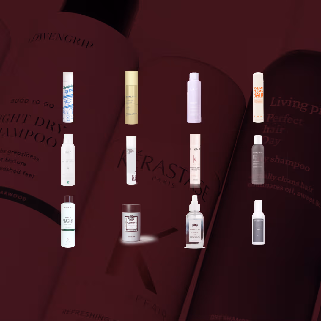 Alla testade produkter i vårt stora test av torrschampo uppradade mot en mörkröd bakgrund. Elva olika torrschampon syns tydligt med sina etiketter: Batiste Sensitive Scalp, Björn Axén Dry Shampoo Green Apple, CAIA One More Day, Eleven Give Me Clean Hair Dry Shampoo, IDUN Refreshing Dry Shampoo, Indy Beauty Torrschampo, Kérastase Fresh Affair, Living Proof Perfect Hair Day Dry Shampoo, Löwengrip Light Dry Shampoo, Maria Nila Cleansing Powder och R+Co Spiritualized Dry Shampoo.