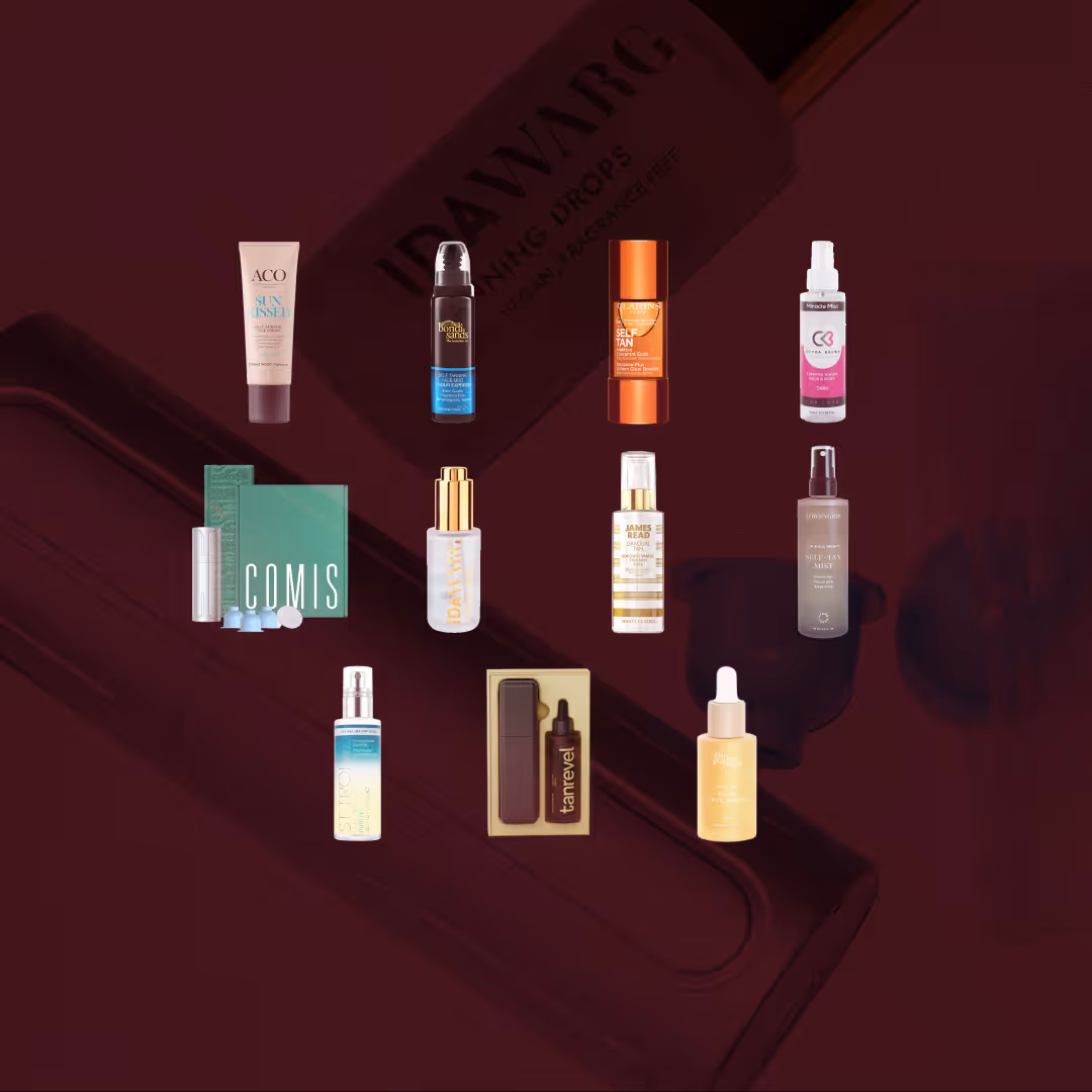 Bilden visar alla testade produkter i vårt stora test av brun-utan-sol. Elva olika produkter från märken som Löwengrip, ACO, James Read, Tanrevel, Dawarg, Clarins och Comis är utplacerade i ett rutnät mot en mörkröd bakgrund. Förpackningarna varierar mellan sprayflaskor, droppflaskor och tuber.