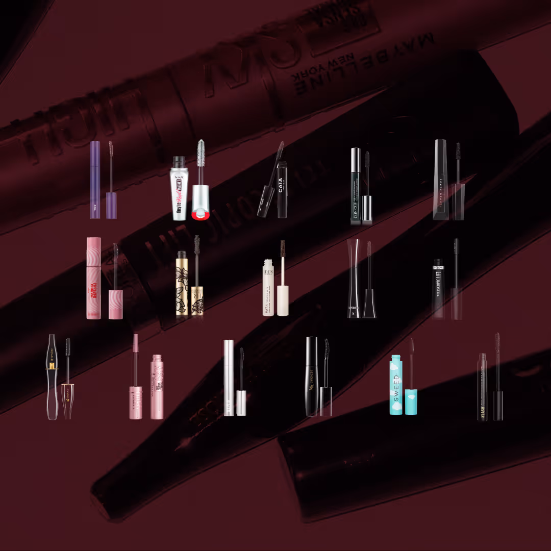Alla testade produkter i vårt stora test av mascara. På en mörkröd bakgrund syns flera olika mascaror från olika märken, bland annat Sensai, Benefit (they’re Real Magnet), Maybelline (Sky High), CAIA, Idun, L’Oréal (Telescopic Lift), Clinique, Lancôme (Hypnôse), Sweed och CAIA Twist Me Up. Mascarorna är placerade i rader och visar både förpackning och borste.