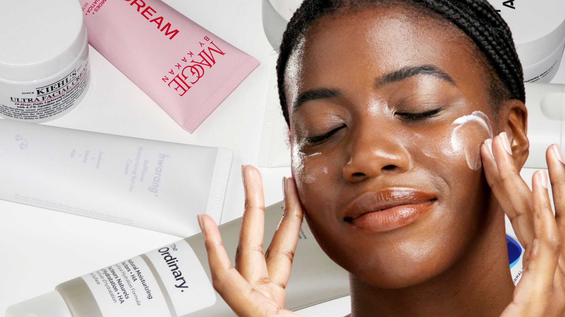 Kvinna visar hur man smörjer in sig med dagkräm, i bakgrunden flertalet olika dagkrämer från bland annat The Ordinary, Maggie by Kakan och Medik8