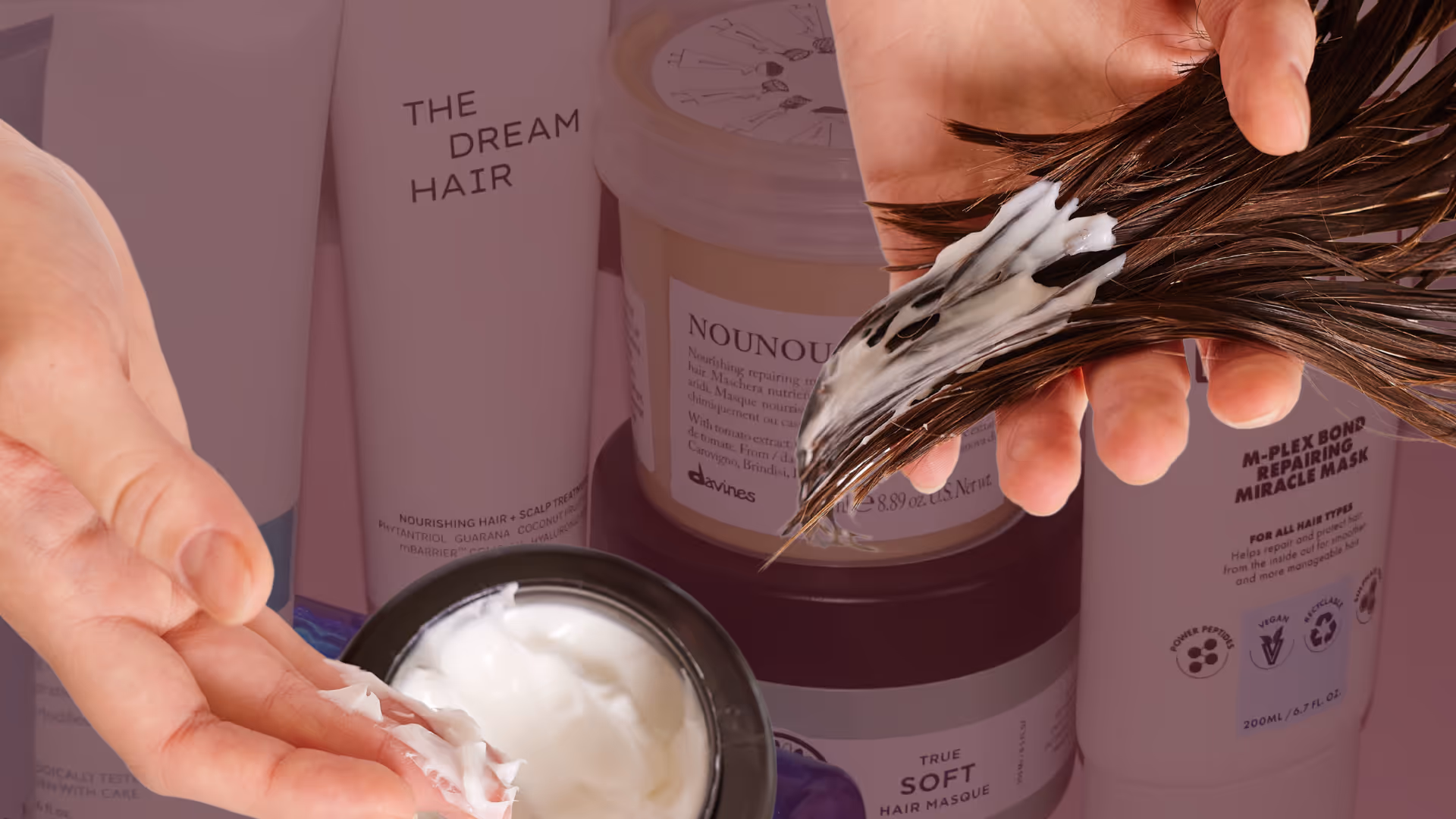 Kollage som visar händer som håller i en slinga med hår som behandlas med hårinpackning, samt en öppnad förpackning med hårinpackning. I bakgrunden syns olika hårinpackningar från Davines, Mantle och Maria Nila