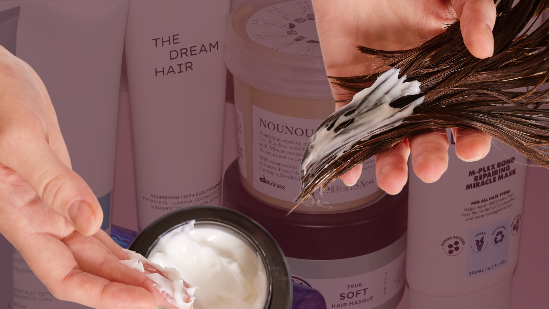 Kollage som visar händer som håller i en slinga med hår som behandlas med hårinpackning, samt en öppnad förpackning med hårinpackning. I bakgrunden syns olika hårinpackningar från Davines, Mantle och Maria Nila