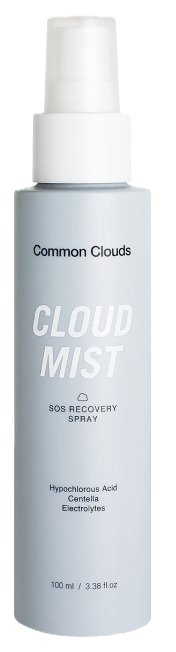 Bild som föreställer produkten: Common Clouds Cloud Mist, en ljusblå flaska med en spray som innehåller hypoklorsyra (HOCI)
