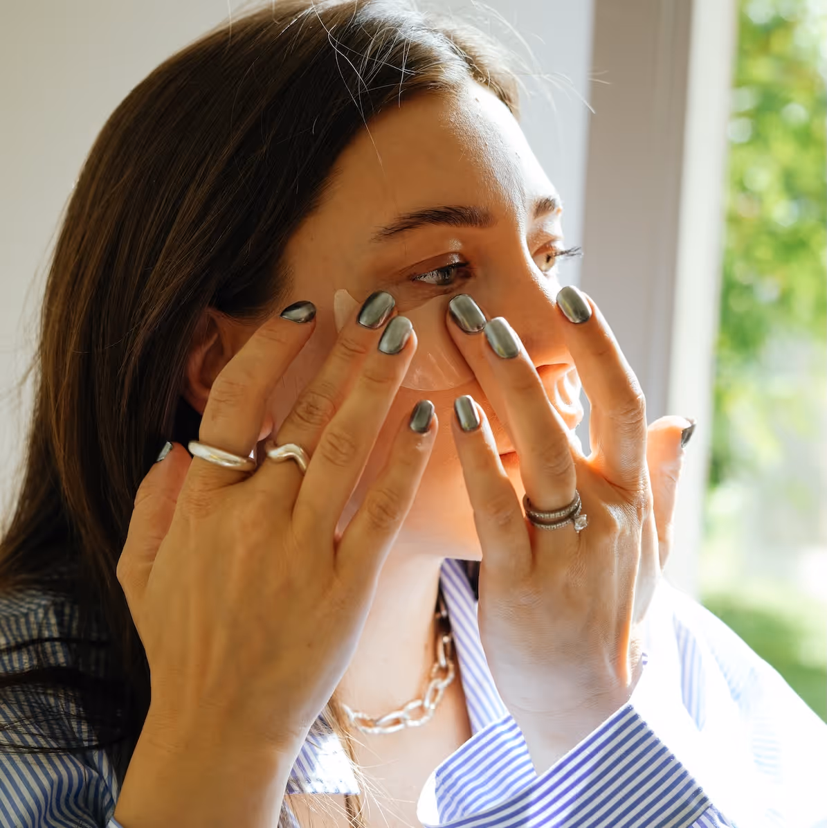 Lina Livian visar hur du sätter på en eye patch, med försiktighet sätter hon fast patchen under ögat och hon justerar den med lätta rörelser