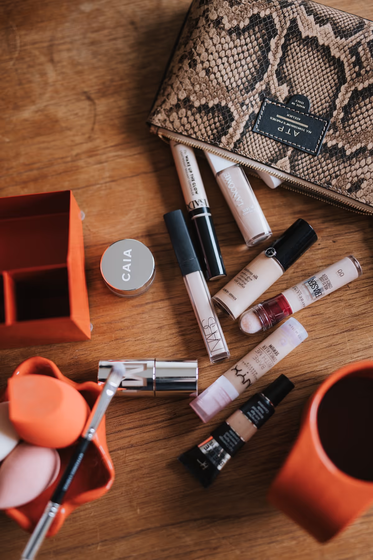 Bild på flera concealers för ögonområdet, utspridda över ett bord