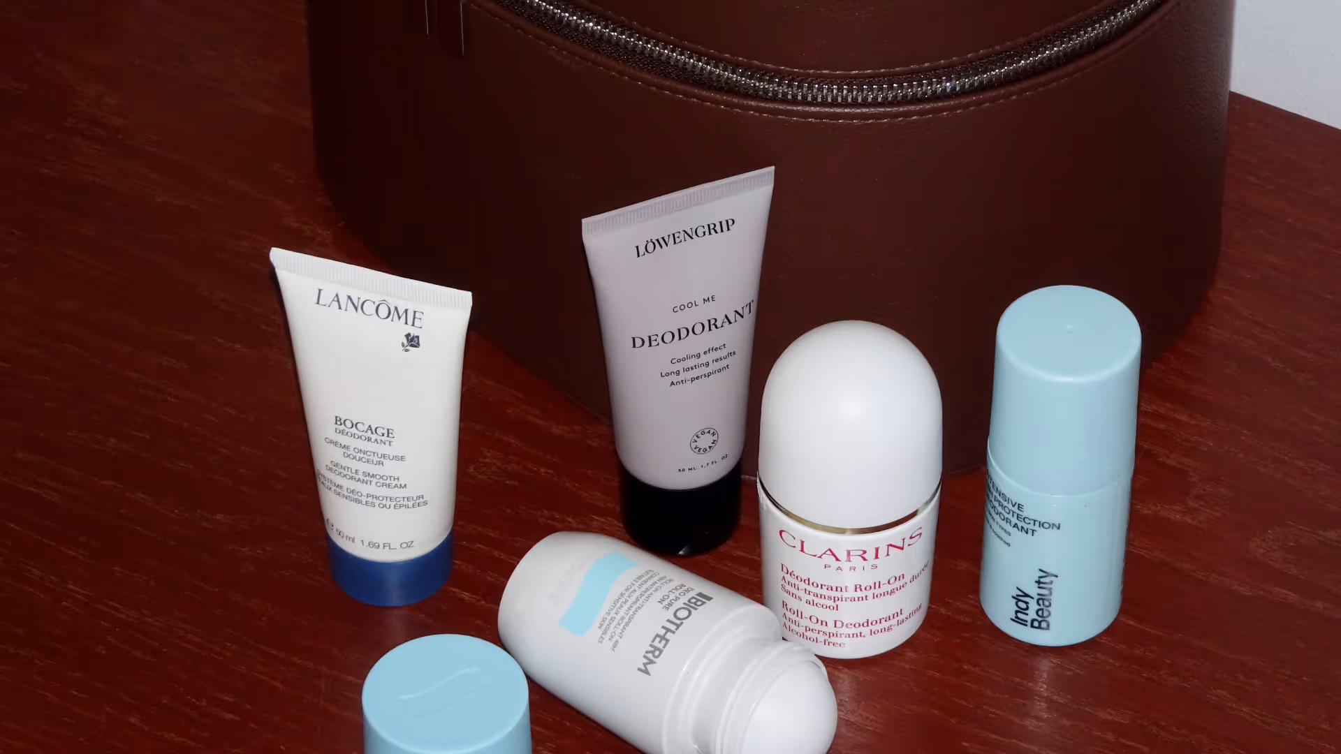 Produkter i kategorin deodorant och antiperspirant på ett bord