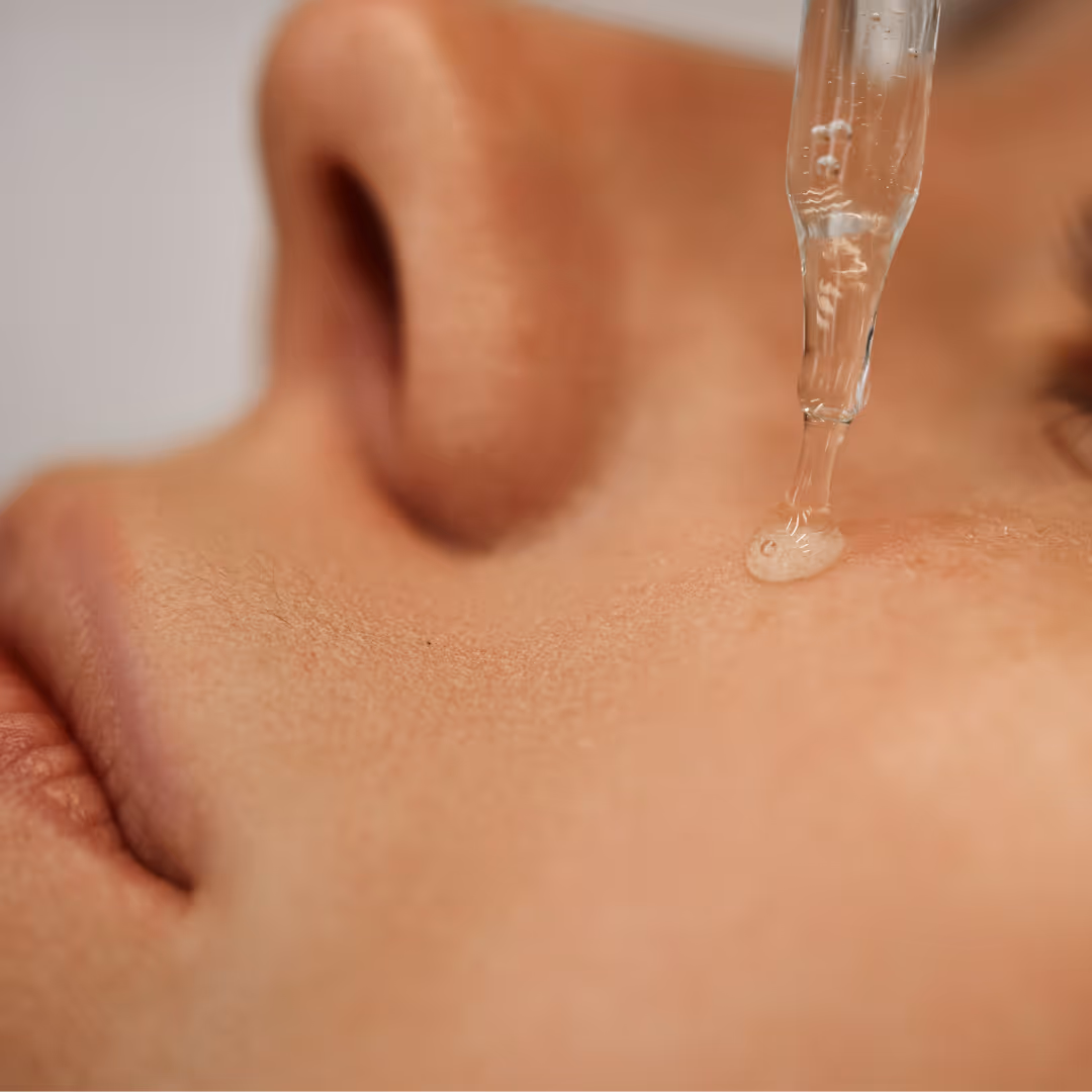 Närbild på när niacinamid i serum droppas ner på en kind