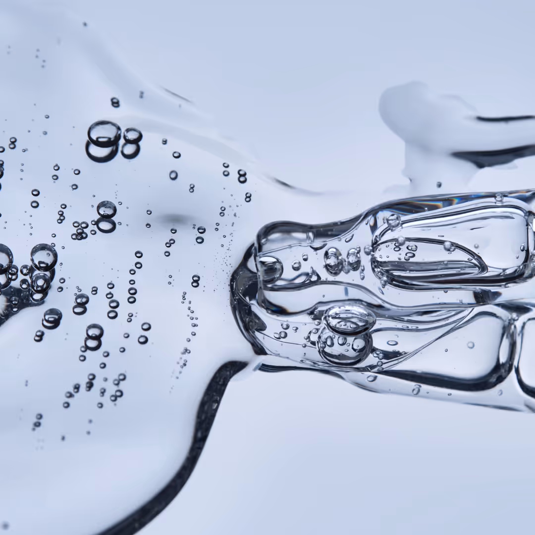 Närbild på pipett som visar niacinamid i ett serum som används för hudvård