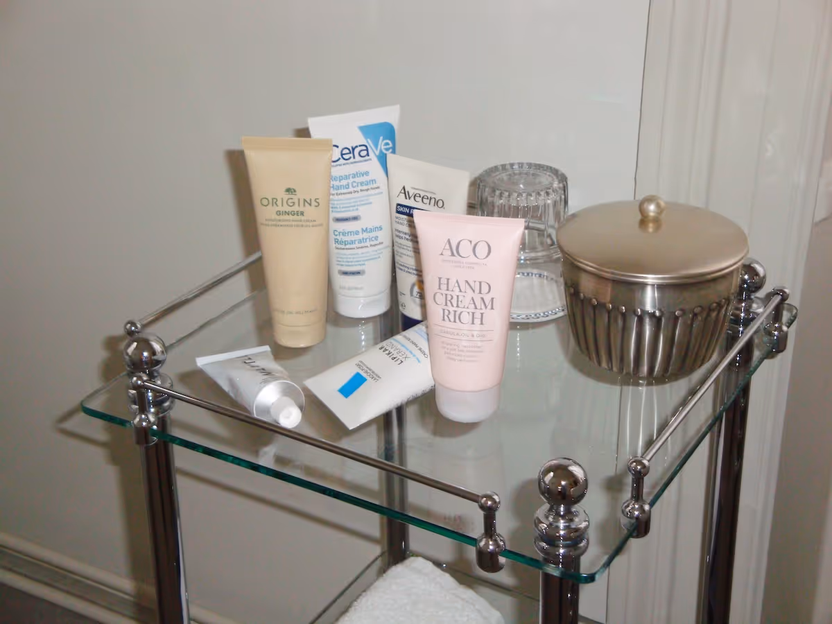 Foto som visar flertalet handkrämer från bland annat ACO, CeraVe, Mantle och Origins